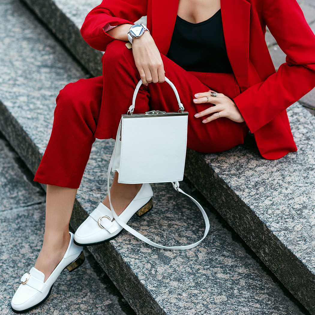 Jak nosić mokasyny damskie? Odkryj pomysły na stylizacje z najmodniejszymi butami sezonu!